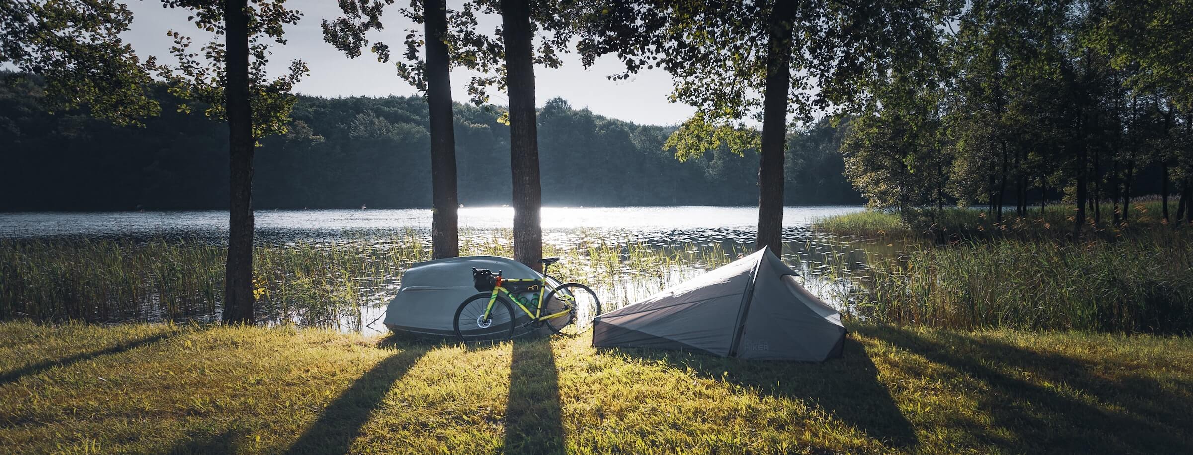 Rower i namiot nad jeziorem